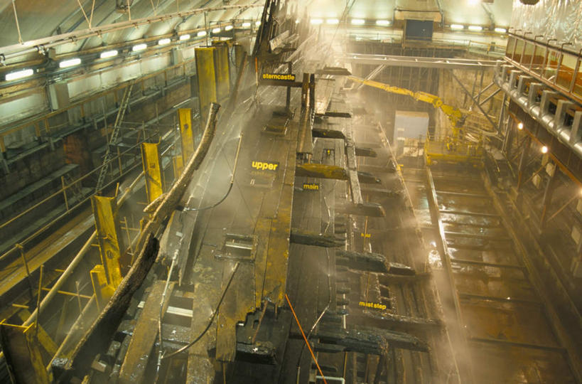 无人,博物馆,横图,俯视,室内,白天,旅游,度假,技术,建筑,轮船,指示牌,船,金属制品,照明,英国,欧洲,古老,研究,金属,英文,壁灯,标志,文字,字符,字母,灯光,教育,娱乐,设备,标识,英格兰,吊车,灯,施工,灯具,交通工具,享受,休闲,机械,起重机,放松,展览,英文字母,照亮,工程,照明设备,西欧,欣赏,载具,大不列颠,陈列,大不列颠及北爱尔兰联合王国,大不列颠联合王国,日不落英帝国,工作车,施工车,汽车吊,陈腐,英吉利,汉普郡,朴茨茅斯,典藏,彩图,高角度拍摄