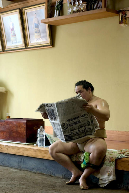 东方人,一个人,坐,竖图,室内,白天,正面,阅读,摔跤,水,床,报纸,亚洲,仅一个男性,仅一个人,仅一个中年男性,握,学习,液体,墙,床单,拿,拿着,注视,黄种人,饮用水,被子,墙壁,墙面,瓶子,塑料制品,矿泉水,观察,看,塑料瓶,浏览,握着,单人床,观看,察看,被单,关注,相扑,蒸馏水,相扑运动员,男人,男性,中年男性,亚洲人,坐着,彩图,全身