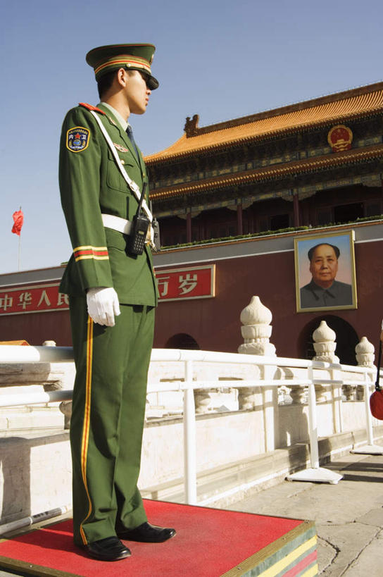 东方人,一个人,天安门,广场,站,说,竖图,照片,室外,白天,侧面,制服,度假,通讯,石头,美景,城市风光,城市,旗帜,国旗,北京,天安门广场,中国,亚洲,仅一个男性,仅一个人,一排,阴影,整齐,光线,石子,影子,墙,景观,拱门,桥,首都,移动,注视,黄种人,娱乐,通讯设备,城墙,石桥,拱桥,墙壁,墙面,栈桥,排列,仅一个年轻男性,衣服,红色,蓝色,蓝天,天空,阳光,天,观察,看,站着,享受,休闲,景色,放松,通信,摄影,拱形,晴朗,观看,人行桥,石拱桥,军人,对讲机,察看,军装,队列,关注,军服,东亚,万里无云,中华人民共和国,北京市,京,北平,华北地区,交流,男人,男性,年轻男性,亚洲人,旗,相片,石块,晴空,晴空万里,沟通,讲话,交谈,说话,谈话,通话,站立,彩图,全身,拍摄,照相