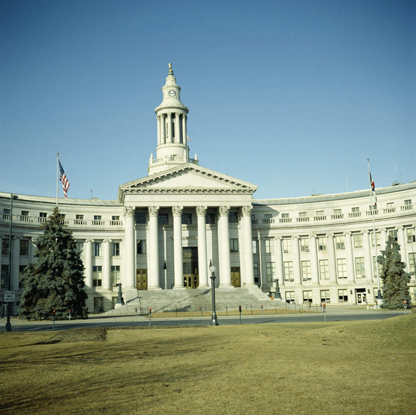 无人,高楼大厦,栏杆,横图,室外,白天,正面,旅游,度假,办公楼,草地,草坪,植物,楼梯,标志建筑,城市,大厦,道路,地标,建筑,路,路灯,摩天大楼,写字楼,公路,旗帜,照明,美国,一排,阴影,整齐,光线,扶手,影子,柱子,阶梯,灯光,交通,娱乐,旗子,建设,护栏,台阶,灯,草,树,树木,排列,蓝色,绿色,蓝天,天空,阳光,自然,楼宇,天,享受,休闲,旅游胜地,商务楼,放松,生长,晴朗,成长,照亮,北美,北美洲,照明设备,队列,美洲,科罗拉多州,万里无云,科罗拉多,首府,北亚美利加洲,亚美利加洲,旌旗,旗号,百年州,丹佛,丹佛市,晴空,晴空万里,马路,彩图,大楼,高层建筑,高楼,摩天楼