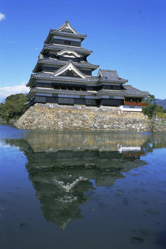 无人,竖图,室外,白天,仰视,旅游,度假,草地,草坪,湖,湖泊,水,植物,门,标志建筑,地标,建筑,日本,亚洲,阴影,波纹,古老,光线,影子,堡垒,城堡,墙,屋顶,湖面,水流,水面,云,云朵,涟漪,云彩,顶棚,历史,娱乐,建设,墙壁,墙面,草,树,树木,古代,蓝色,绿色,白云,倒影,蓝天,水纹,天空,阳光,自然,门框,波浪,湖水,天,享受,休闲,旅游胜地,放松,生长,晴朗,成长,倒映,要塞,东亚,日本国,水晕,松本,古远,陈腐,反照,设防,晴空,彩图,低角度拍摄