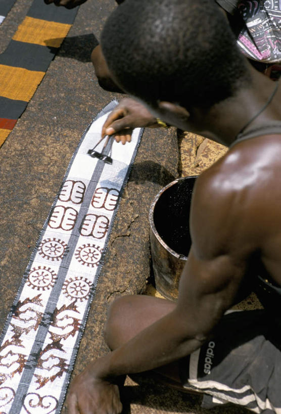 西方人,一个人,蹲,竖图,俯视,室外,白天,装修,欧洲,非洲,加纳,黑人,欧洲人,仅一个男性,仅一个人,握,阴影,棉布,印刷,光线,铁桶,桶,图案,影子,拿,拿着,注视,装潢,仅一个年轻男性,阳光,粉刷,容器,刷子,观察,看,握着,观看,储藏,油漆,涂料,察看,储存,关注,阿非利加洲,西非,加纳共和国,男人,男性,年轻男性,非洲人,蹲着,半身,彩图,高角度拍摄,贮存