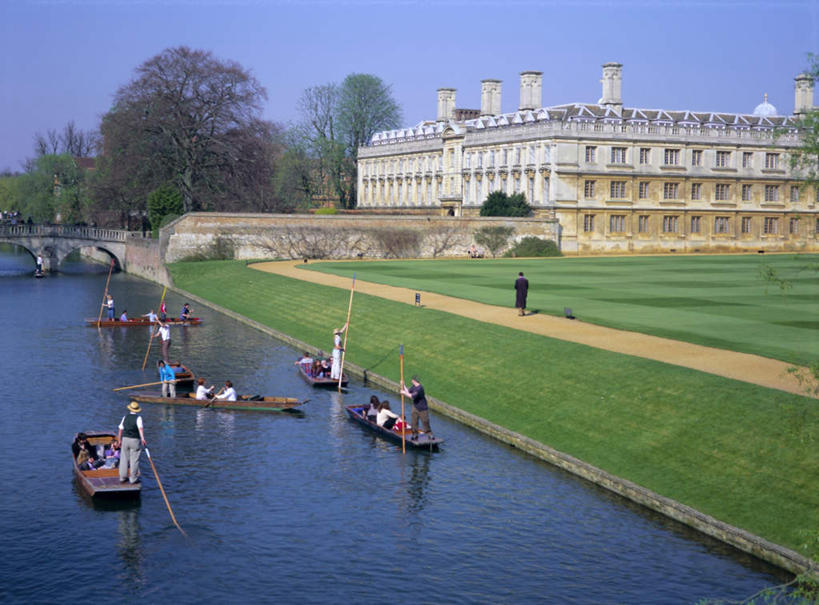 西方人,学校,教学楼,站,坐,走,横图,俯视,室外,白天,旅游,度假,草地,草坪,湖,湖泊,石头,水,植物,窗户,标志建筑,地标,建筑,船,玻璃,英国,欧洲,欧洲人,阴影,波纹,服装,光线,石子,影子,墙,屋顶,湖面,水流,水面,桥,木船,涟漪,许多人,顶棚,注视,休闲装,娱乐,建设,石桥,校园,英格兰,竹竿,玻璃窗,拱桥,墙壁,墙面,栈桥,玻璃制品,草,树,树木,衣服,蓝色,绿色,倒影,蓝天,水纹,天空,阳光,自然,交通工具,波浪,湖水,天,观察,看,站着,一群人,享受,休闲,教室,休闲服,旅游胜地,放松,服饰,拱形,生长,晴朗,成长,观看,人行桥,石拱桥,察看,倒映,舟,西欧,关注,载具,大不列颠,撑杆,大不列颠及北爱尔兰联合王国,万里无云,水晕,剑桥,院校,大不列颠联合王国,日不落英帝国,高等学府,剑桥大学,英国剑桥大学,剑桥郡,反照,男人,男性,女人,女性,中年男性,中年女性,白种人,石块,晴空,晴空万里,步行,散步,站立,走路,坐着,彩图,高角度拍摄,全身,大学,教学大楼