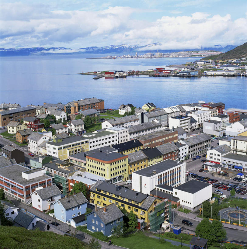 无人,家,竖图,俯视,航拍,室外,白天,度假,草地,草坪,海浪,海洋,美景,山,山脉,植物,城市风光,城市,道路,路,汽车,挪威,欧洲,阴影,光线,影子,房屋,屋子,景观,浪花,山峰,云,云朵,小路,交通,山峦,云彩,娱乐,楼房,住宅,车,草,树,树木,排列,蓝色,绿色,白云,蓝天,天空,阳光,自然,海水,交通工具,轿车,群山,天,享受,休闲,景色,放松,生长,晴朗,成长,斯堪的纳维亚,鸟瞰,载具,北欧,斯堪的纳维亚半岛,海景,摆列,挪威王国,哈默菲斯特,大海,风浪,海,海水的波动,近岸浪,涌浪,晴空,彩图,高角度拍摄,房子,布列,分列