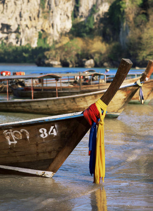 无人,竖图,室外,白天,正面,度假,海浪,海洋,石头,美景,沙滩,山,山脉,植物,城市风光,城市,船,泰国,亚洲,一排,阴影,整齐,光线,标志,沙子,石子,数字,丝绸,丝带,文字,影子,字符,海岸,景观,浪花,山峰,木船,缎带,沙地,山峦,娱乐,标识,绸带,树,树木,排列,绿色,阳光,自然,海水,交通工具,群山,享受,休闲,景色,放松,阿拉伯数字,东南亚,生长,成长,舟,队列,载具,三艘,海景,泰王国,莱雷海滩,甲米,大海,风浪,海,海水的波动,海滩,近岸浪,石块,岩石,涌浪,彩图