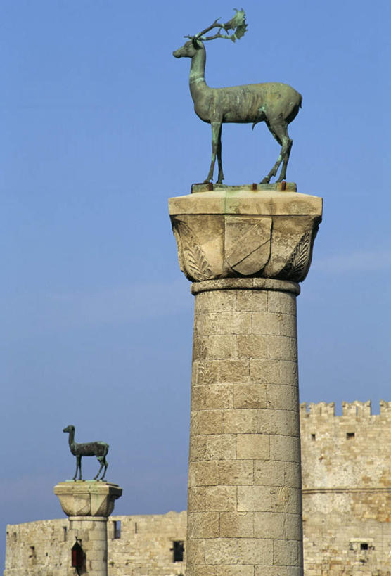 无人,竖图,室外,白天,正面,旅游,度假,标志建筑,地标,建筑,野生动物,羊,雕塑,希腊,欧洲,阴影,艺术,装饰,光线,羚羊,雕刻,雕像,影子,柱子,堡垒,城堡,墙,娱乐,建设,墙壁,墙面,蓝色,蓝天,天空,阳光,动物,工艺品,天,享受,休闲,旅游胜地,放松,可爱,活泼,晴朗,纪念,美术,要塞,主题,陈列,多德卡尼斯群岛,希腊共和国,万里无云,功能,美学,设防,南斯波拉提群岛,晴空,晴空万里,彩图