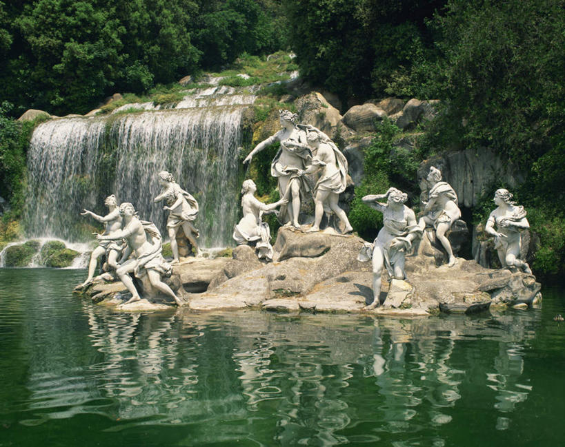 无人,横图,室外,白天,正面,旅游,度假,湖,湖泊,石头,瀑布,森林,树林,水,植物,标志建筑,地标,建筑,雕塑,意大利,欧洲,阴影,飞溅,艺术,装饰,溅,光线,雕刻,雕像,石子,液体,影子,湖面,水滴,水流,水面,娱乐,建设,水珠,树,树木,绿色,倒影,阳光,自然,工艺品,湖水,享受,休闲,旅游胜地,放松,生长,成长,纪念,美术,倒映,南欧,喷洒,主题,陈列,沉积岩,意大利共和国,坎帕尼亚,功能,美学,反照,坎帕尼亚大区,水成岩,跌水,石块,岩石,彩图