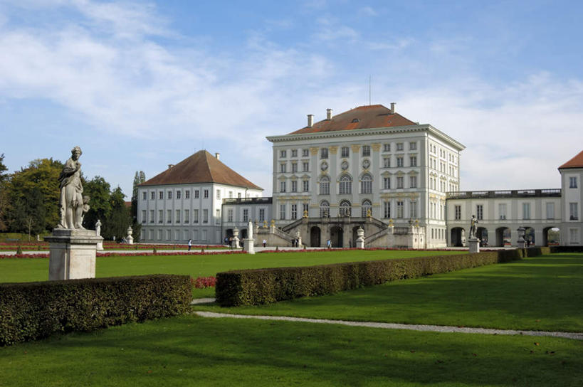 无人,家,横图,室外,白天,正面,旅游,度假,草地,草坪,植物,别墅,标志建筑,道路,地标,建筑,路,雕塑,德国,欧洲,阴影,环保,艺术,装饰,光线,雕刻,雕像,影子,堡垒,城堡,房屋,屋子,云,云朵,公寓,小路,防护,交通,云彩,娱乐,建设,洋房,楼房,慕尼黑,住宅,草,树,树木,蓝色,绿色,白云,蓝天,天空,阳光,自然,工艺品,天,享受,休闲,旅游胜地,放松,乡间小路,生长,晴朗,成长,纪念,美术,西欧,要塞,美好,美妙,主题,间隔,豪宅,陈列,德意志联邦共和国,首府,功能,美学,美观,雅观,巴伐利亚,巴伐利亚州,拜恩州,拜恩自由州,宁芬堡,宁芬堡皇宫,设防,绿篱,生篱,树篱,植篱,晴空,彩图,房子