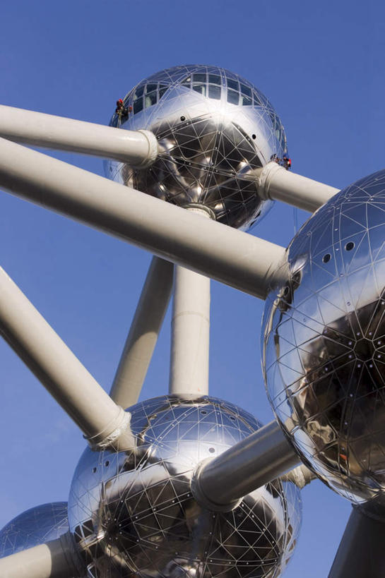 无人,竖图,室外,白天,仰视,旅游,度假,标志建筑,地标,建筑,金属制品,雕塑,比利时,欧洲,阴影,艺术,装饰,光线,金属,雕刻,雕像,影子,支架,首都,娱乐,建设,架子,球,蓝色,蓝天,天空,阳光,工艺品,天,享受,休闲,旅游胜地,放松,晴朗,纪念,支撑,美术,固定,西欧,主题,陈列,布鲁塞尔,万里无云,功能,美学,比利时王国,原子能塔,晴空,晴空万里,彩图,低角度拍摄,稳固