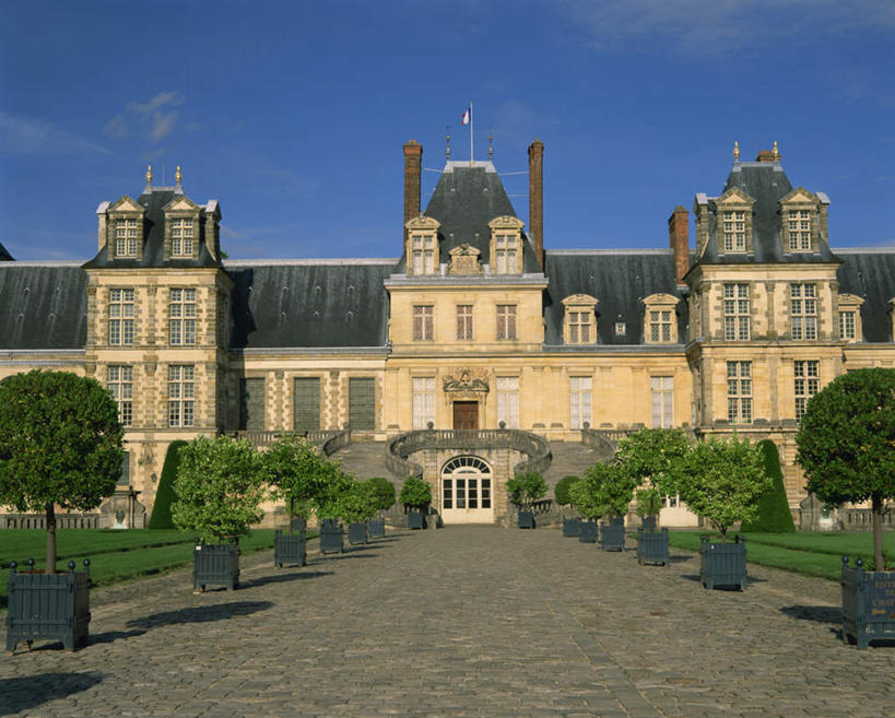 无人,横图,室外,白天,正面,旅游,度假,草地,草坪,植物,窗户,门,标志建筑,地标,建筑,法国,欧洲,阴影,光线,影子,堡垒,城堡,屋顶,云,云朵,云彩,顶棚,历史,娱乐,建设,玻璃窗,草,树,树木,古代,蓝色,绿色,白云,蓝天,天空,阳光,自然,门框,天,享受,休闲,旅游胜地,放松,生长,晴朗,成长,要塞,法兰西共和国,法兰西第五共和国,古远,法兰西岛,枫丹白露,枫丹白露宫,枫丹白露宫苑,枫丹白露镇,法兰西岛大区,设防,塞纳.马恩省,晴空,彩图