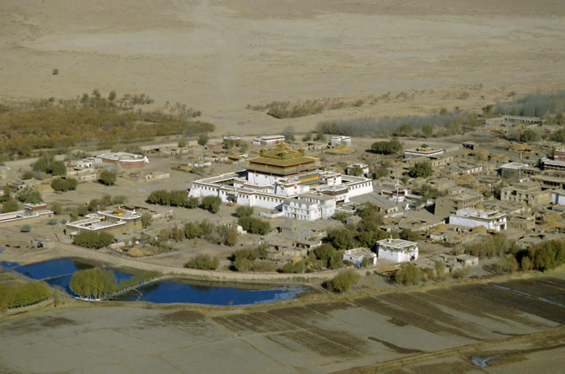 无人,寺庙,横图,俯视,航拍,室外,白天,旅游,度假,草地,草坪,湖,湖泊,沙漠,水,植物,标志建筑,地标,建筑,中国,亚洲,阴影,波纹,节日,光线,影子,墙,屋顶,湖面,水流,水面,涟漪,燃烧,顶棚,文化,娱乐,建设,西藏,墙壁,墙面,草,树,树木,绿色,倒影,水纹,阳光,自然,香火,庙宇,波浪,湖水,祈祷,享受,休闲,健康,旅游胜地,放松,许愿,宗教,信仰,生长,成长,纪念,祈求,倒映,鸟瞰,藏,东亚,西藏自治区,中华人民共和国,水晕,西南地区,反照,桑耶寺,桑耶镇,平安,大漠,砂漠,彩图,高角度拍摄,庙,寺