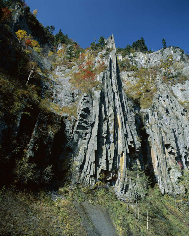 无人,公园,竖图,室外,白天,仰视,旅游,度假,石头,美景,森林,山,山脉,树林,植物,北海道,日本,亚洲,阴影,光线,石子,影子,景观,山峰,悬崖,山峦,娱乐,树,树木,蓝色,绿色,蓝天,天空,阳光,自然,群山,天,享受,休闲,陡峭,景色,放松,生长,晴朗,成长,自然风光,东亚,万里无云,日本国,北海道地方,北海道岛,绝壁,国立公园,笔陡,峻峭,石块,岩石,晴空,晴空万里,彩图,低角度拍摄,大雪山国立公园