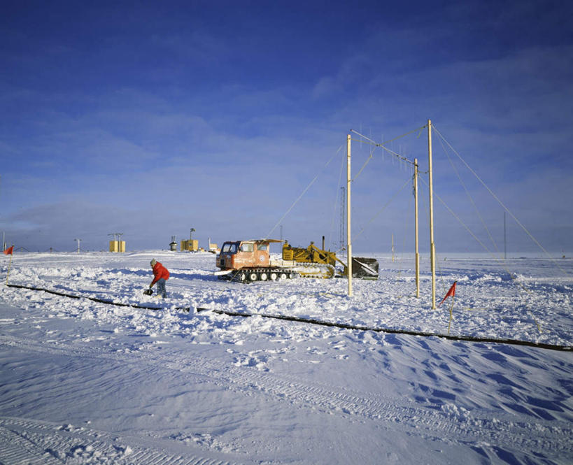 西方人,一个人,站,横图,室外,白天,正面,旅游,度假,南极,美景,雪,大雪,汽车,欧洲,欧洲人,仅一个男性,仅一个人,仅一个中年男性,握,阴影,服装,光线,影子,积雪,景观,雪景,云,云朵,冬季,冬天,拿,云彩,拿着,注视,娱乐,车,衣服,蓝色,白云,蓝天,天空,阳光,自然,交通工具,天,观察,看,站着,享受,休闲,温暖,景色,放松,寒冷,握着,服饰,晴朗,观看,羽绒服,保暖,察看,御寒,关注,自然风光,载具,铲雪车,雪车,南极洲,严寒,南极大陆,南极地区,南极区,南极圈,冬装,男人,男性,中年男性,白种人,第七大陆,晴空,站立,彩图,全身