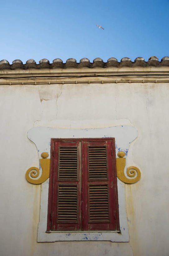 无人,家,竖图,室外,特写,白天,仰视,旅游,度假,窗户,葡萄牙,欧洲,阴影,光线,木制,影子,房屋,墙,屋子,娱乐,楼房,玻璃窗,墙壁,墙面,住宅,红色,蓝色,蓝天,天空,阳光,木制品,天,享受,休闲,放松,晴朗,南欧,万里无云,葡萄牙共和国,阿尔加维,晴空,晴空万里,彩图,低角度拍摄,房子