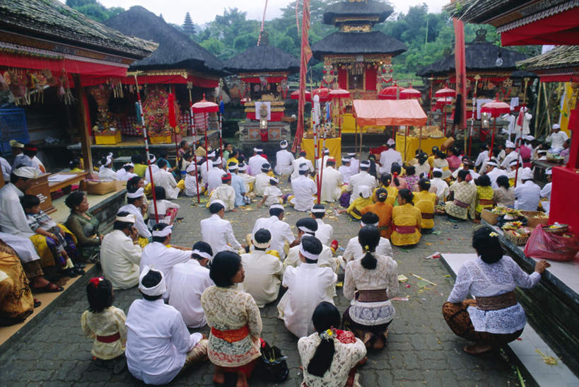 东方人,儿童,家,跪,横图,室外,白天,旅游,度假,名胜古迹,别墅,标志建筑,地标,建筑,印度尼西亚,印尼,亚洲,弯腰,阴影,节日,庆祝,遗迹,光线,影子,房屋,屋子,公寓,手帕,许多人,注视,黄种人,古迹,文化,文物,娱乐,建设,传统,古建筑,洋房,楼房,住宅,虔诚,小孩,背面,红色,阳光,观察,看,祈祷,一群人,享受,休闲,健康,旅游胜地,放松,许愿,宗教,东南亚,信仰,观看,纪念,鞠躬,祈求,庆贺,察看,关注,祝贺,礼仪,古文明,忠诚,印度尼西亚共和国,弯身,尊敬,恭敬,忠实,丝质,平安,男孩,男人,男性,女孩,女人,女性,亚洲人,跪着,半身,彩图,房子,男生,女生