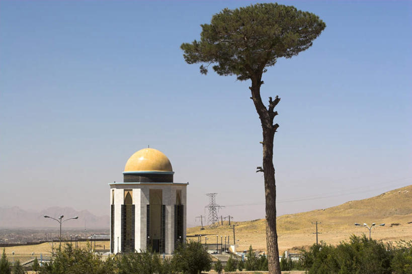 无人,横图,室外,白天,仰视,旅游,度假,草地,草坪,石头,山,山脉,植物,标志建筑,地标,建筑,酒店,路灯,照明,阿富汗,亚洲,阴影,电力,光线,电线,电线杆,石子,线,影子,山峰,灯光,电能,山峦,线路,娱乐,建设,灯,草,树,树木,蓝色,绿色,蓝天,天空,阳光,自然,群山,天,享受,休闲,旅游胜地,放松,生长,晴朗,成长,电,电源,照亮,照明设备,西亚,能量,万里无云,阿富汗伊斯兰国,赫拉特,石块,岩石,晴空,晴空万里,彩图,低角度拍摄,旅店