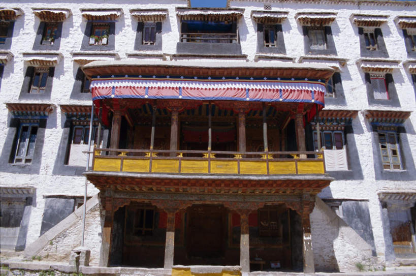 无人,寺庙,栏杆,横图,室外,白天,仰视,旅游,度假,名胜古迹,窗户,楼梯,标志建筑,地标,建筑,中国,亚洲,一排,阴影,节日,遗迹,整齐,装饰,光线,影子,阶梯,围栏,燃烧,古迹,文化,文物,娱乐,建设,古建筑,护栏,拉萨,西藏,玻璃窗,台阶,排列,阳光,香火,庙宇,祈祷,享受,休闲,健康,旅游胜地,放松,许愿,宗教,信仰,纪念,遮阳棚,华丽,修饰,祈求,点缀,队列,藏,古文明,东亚,西藏自治区,首府,中华人民共和国,西南地区,衬托,美观,雅致,雅观,拉萨市,哲蚌寺,平安,彩图,低角度拍摄,庙,寺