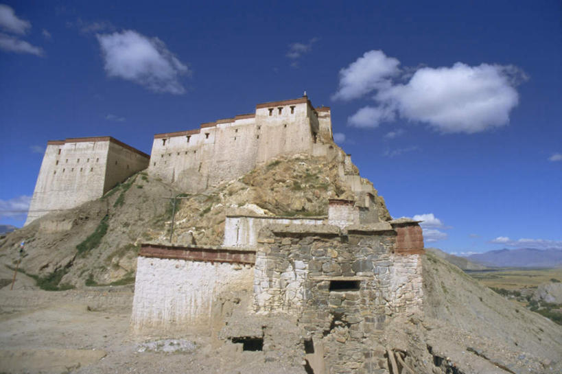 无人,横图,室外,白天,仰视,旅游,度假,草地,草坪,石头,名胜古迹,山,山脉,植物,标志建筑,地标,建筑,中国,亚洲,阴影,节日,遗迹,光线,石子,影子,山峰,云,云朵,山峦,云彩,古迹,文化,文物,娱乐,建设,古建筑,西藏,草,树,树木,蓝色,绿色,白云,蓝天,天空,阳光,自然,群山,天,祈祷,享受,休闲,健康,旅游胜地,放松,许愿,宗教,信仰,生长,晴朗,成长,纪念,祈求,基督教,天主教,修道院,藏,信念,古文明,东亚,西藏自治区,首府,中华人民共和国,西南地区,江孜,江孜县,神学院,修院,隐修院,平安,石块,岩石,晴空,彩图,低角度拍摄