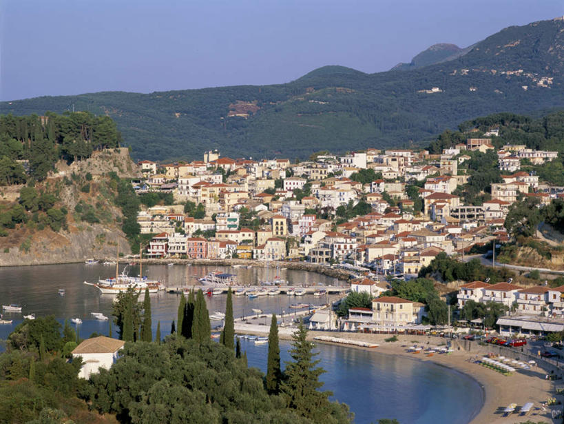 帆船,无人,家,码头,横图,俯视,室外,白天,度假,草地,草坪,湖,湖泊,石头,美景,山,山脉,水,植物,窗户,城市风光,城市,港口,船,希腊,欧洲,一排,许多,阴影,波纹,整齐,光线,石子,影子,房屋,墙,屋顶,屋子,湖面,景观,山峰,水流,水面,云,云朵,涟漪,山峦,很多,云彩,顶棚,娱乐,楼房,玻璃窗,墙壁,墙面,住宅,草,树,树木,排列,蓝色,绿色,白云,倒影,蓝天,水纹,天空,阳光,自然,交通工具,波浪,湖水,群山,天,享受,休闲,景色,放松,茂盛,生长,晴朗,成长,连绵,繁茂,倒映,绵延,队列,载具,希腊共和国,水晕,兴旺,昌盛,绵亘,反照,昌隆,畅旺,发达,蕃芜,繁盛,富强,隆盛,蓬勃,旺盛,兴隆,兴盛,郁勃,伊皮鲁斯,伊皮鲁斯大区,石块,岩石,晴空,彩图,高角度拍摄,房子,摆渡口,埠头,渡口,渡头,港湾,海港,货运码头,口岸,商港