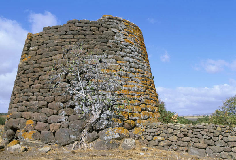 无人,横图,室外,白天,仰视,旅游,度假,石头,名胜古迹,植物,标志建筑,地标,建筑,意大利,欧洲,许多,阴影,堆积,古老,遗迹,光线,石子,影子,堡垒,墙,云,云朵,很多,云彩,古迹,历史,文物,娱乐,建设,古建筑,废墟,墙壁,墙面,树,树木,古代,蓝色,绿色,白云,蓝天,天空,阳光,自然,天,享受,休闲,旅游胜地,放松,碉堡,生长,晴朗,成长,南欧,聚集,积累,古文明,意大利共和国,古远,陈腐,聚积,沉积,堆集,撒丁岛,石块,晴空,彩图,低角度拍摄
