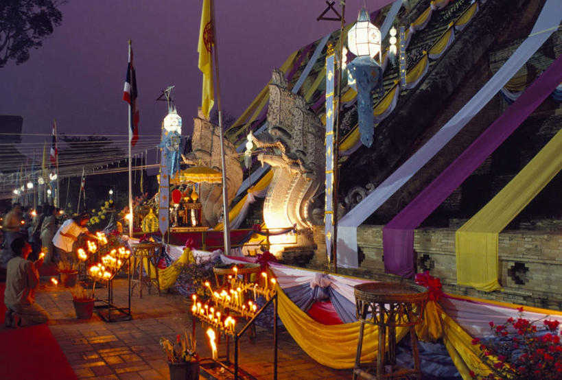 东方人,一个人,寺庙,跪,横图,室外,夜晚,正面,旅游,度假,名胜古迹,植物,地毯,标志建筑,地标,建筑,路灯,旗帜,蜡烛,照明,泰国,亚洲,仅一个男性,仅一个人,仅一个中年男性,阴影,服装,节日,遗迹,装饰,盛开,编织,光线,火焰,影子,烛光,手工艺品,灯光,织物,燃烧,花蕾,注视,休闲装,黄种人,古迹,文化,文物,娱乐,旗子,建设,古建筑,灯,花,花瓣,花朵,鲜花,树,树木,衣服,绿色,自然,工艺品,庙宇,花苞,花蕊,点燃,观察,看,祈祷,享受,休闲,健康,休闲服,旅游胜地,放松,许愿,宗教,服饰,东南亚,佛教,信仰,生长,成长,观看,纪念,华丽,修饰,祈求,照亮,点缀,察看,照明设备,祷告,关注,古文明,泰王国,清迈府,衬托,美观,雅致,雅观,旌旗,旗号,释教,清迈省,柴迪隆寺,平安,男人,男性,中年男性,亚洲人,跪着,彩图,全身,庙,寺