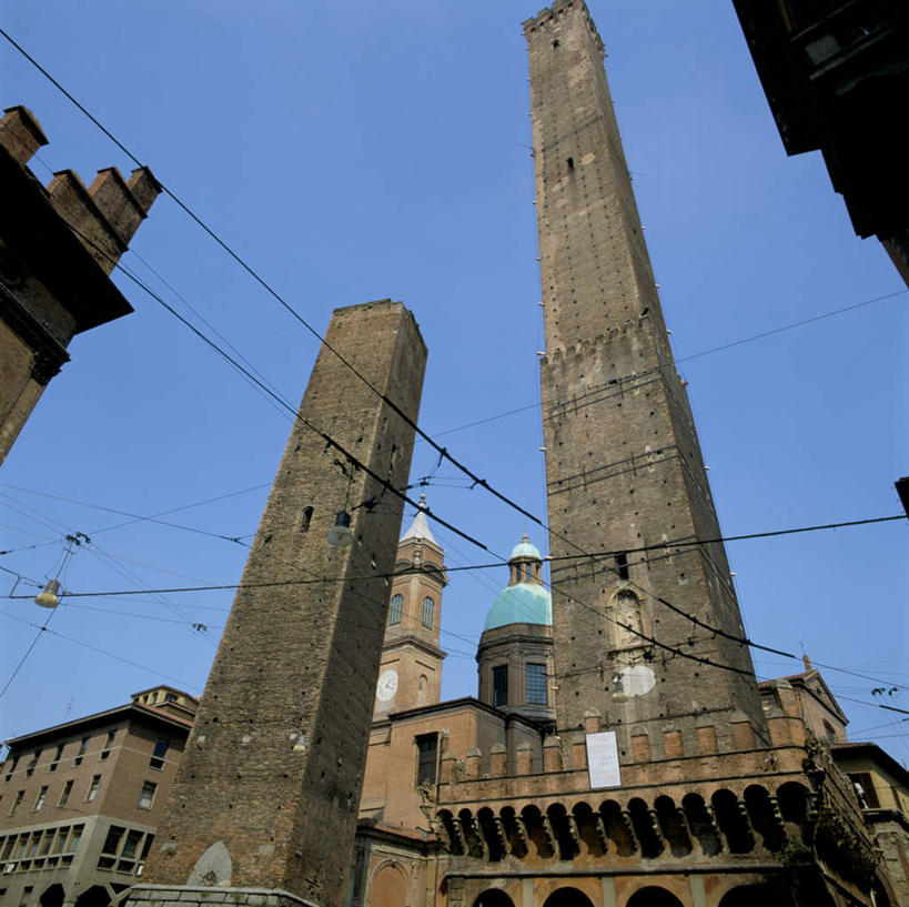 无人,家,横图,室外,白天,仰视,旅游,度假,标志建筑,地标,建筑,意大利,欧洲,阴影,电力,光线,电线,线,影子,房屋,墙,屋子,电能,线路,娱乐,建设,楼房,墙壁,墙面,住宅,蓝色,蓝天,天空,阳光,天,享受,休闲,旅游胜地,放松,晴朗,电,电源,电源线,南欧,能量,万里无云,意大利共和国,波伦亚,博洛尼亚,柱廊之城,晴空,晴空万里,彩图,低角度拍摄,房子