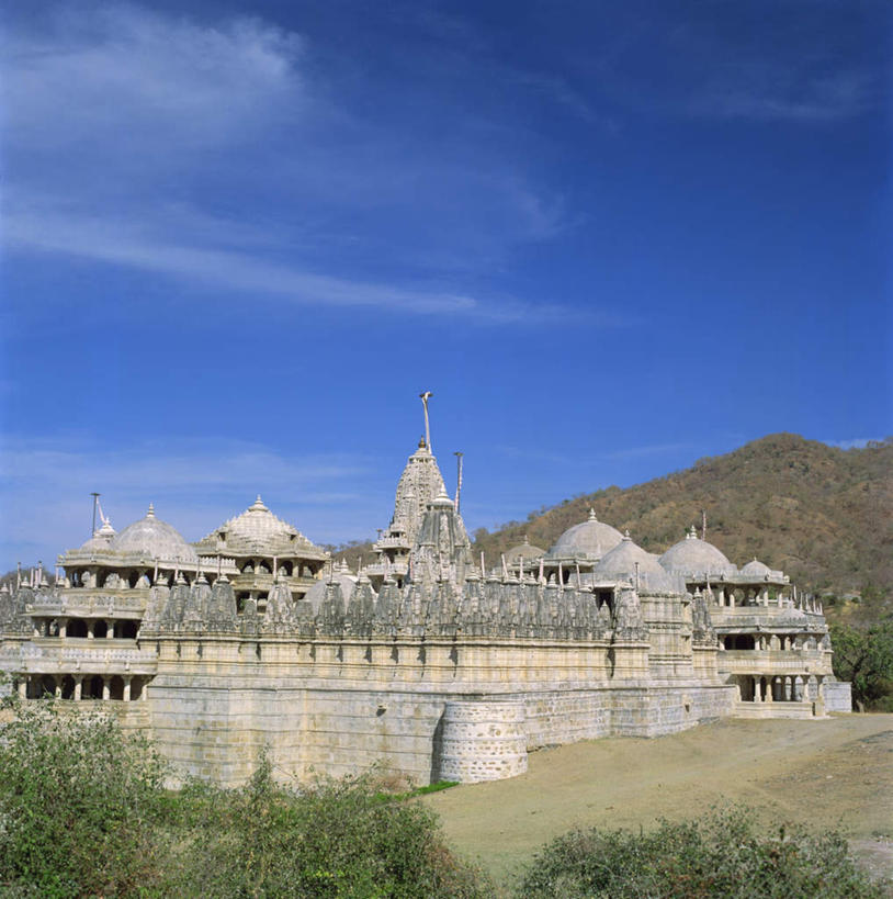 无人,寺庙,竖图,室外,白天,正面,旅游,度假,草地,草坪,石头,山,山脉,植物,窗户,门,标志建筑,地标,建筑,印度,亚洲,阴影,节日,光线,石子,影子,墙,屋顶,山峰,云,云朵,山峦,燃烧,云彩,顶棚,文化,娱乐,建设,玻璃窗,墙壁,墙面,草,蓝色,绿色,白云,蓝天,天空,阳光,香火,门框,庙宇,群山,天,祈祷,享受,休闲,健康,旅游胜地,放松,许愿,宗教,信仰,晴朗,纪念,祈求,南亚,斋浦尔,拉贾斯坦,拉贾普达那,拉贾斯丹,平安,石块,岩石,晴空,彩图,庙,寺