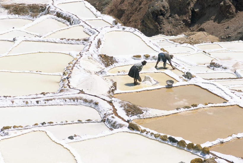 西方人,两个人,站,横图,俯视,室外,白天,工作服,制服,旅游,度假,石头,美景,山,山脉,欧洲,秘鲁,欧洲人,许多,弯腰,阴影,光线,石子,影子,景观,山峰,调料,盐,山峦,调味品,很多,调味料,注视,娱乐,食盐,阳光,自然,群山,观察,看,站着,享受,休闲,景色,南美,放松,观看,察看,南美洲,拉丁美洲,关注,自然风光,美洲,秘鲁共和国,库斯科,亚美利加洲,弯身,南亚美利加洲,玉米之仓,工作制服,库斯科省,盐田,男人,男性,女人,女性,中年男性,中年女性,白种人,石块,岩石,站立,彩图,高角度拍摄,全身,工作套服