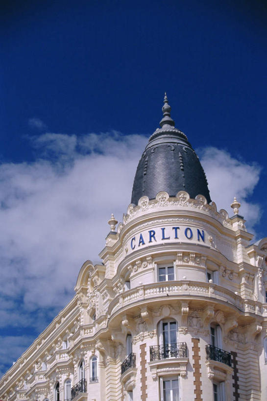 无人,竖图,室外,白天,仰视,度假,美景,窗户,城市风光,城市,酒店,指示牌,法国,欧洲,戛纳,阴影,光线,英文,标志,文字,影子,字符,字母,墙,屋顶,景观,云,云朵,云彩,顶棚,娱乐,标识,玻璃窗,墙壁,墙面,蓝色,白云,蓝天,天空,阳光,天,享受,休闲,景色,放松,晴朗,英文字母,滨海阿尔卑斯,法兰西共和国,法兰西第五共和国,普罗旺斯.阿尔卑斯.蓝色海岸,普罗旺斯.阿尔卑斯.蓝色海岸大区,滨海阿尔卑斯省,坎城,康城,晴空,彩图,低角度拍摄,旅店