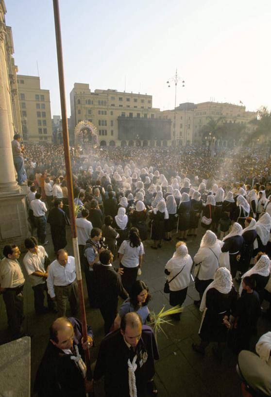 西方人,家,站,走,竖图,俯视,室外,白天,民族服装,度假,美景,植物,窗户,城市风光,城市,路灯,棕榈树,叶子,照明,欧洲,秘鲁,欧洲人,一排,阴影,服装,整齐,并列,并排,光线,影子,房屋,墙,屋子,景观,灯光,绿叶,首都,许多人,注视,休闲装,娱乐,楼房,玻璃窗,墙壁,墙面,住宅,灯,树,树木,排列,衣服,蓝色,绿色,蓝天,天空,阳光,自然,天,观察,看,站着,一群人,享受,休闲,休闲服,嫩叶,景色,南美,放松,服饰,生长,晴朗,成长,观看,照亮,察看,南美洲,照明设备,拉丁美洲,队列,关注,美洲,平行,棕榈叶,万里无云,秘鲁共和国,利马,亚美利加洲,南亚美利加洲,玉米之仓,利马省,男人,男性,女人,女性,中年男性,中年女性,白种人,叶,叶片,晴空,晴空万里,步行,散步,站立,走路,彩图,高角度拍摄,全身,传统服装,民俗服,房子