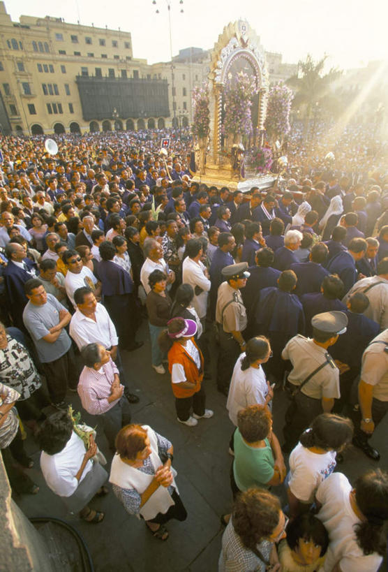 西方人,家,站,竖图,俯视,室外,白天,度假,美景,窗户,城市风光,城市,欧洲,秘鲁,欧洲人,一排,阴影,服装,整齐,并列,并排,盛开,光线,影子,房屋,屋子,景观,首都,许多人,花蕾,注视,休闲装,娱乐,楼房,玻璃窗,住宅,花,花瓣,花朵,鲜花,排列,衣服,蓝色,蓝天,天空,阳光,天,花苞,花蕊,观察,看,站着,一群人,享受,休闲,休闲服,景色,南美,放松,服饰,晴朗,观看,察看,南美洲,拉丁美洲,队列,关注,美洲,平行,万里无云,秘鲁共和国,利马,亚美利加洲,南亚美利加洲,玉米之仓,利马省,男人,男性,女人,女性,中年男性,中年女性,白种人,晴空,晴空万里,站立,半身,彩图,高角度拍摄,房子