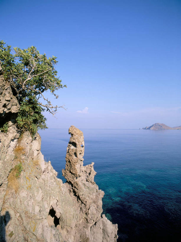 无人,竖图,室外,白天,正面,旅游,度假,岛屿,海浪,海洋,石头,美景,山,山脉,植物,意大利,欧洲,阴影,光线,石子,影子,岛,景观,浪花,山峰,悬崖,山峦,娱乐,树,树木,蓝色,绿色,蓝天,天空,阳光,自然,海水,群山,天,享受,休闲,景色,放松,生长,晴朗,成长,西西里,南欧,自然风光,海景,万里无云,意大利共和国,西西里岛,绝壁,埃加迪群岛,大海,风浪,海,海水的波动,近岸浪,列岛,群岛,石块,岩石,涌浪,诸岛,晴空,晴空万里,彩图