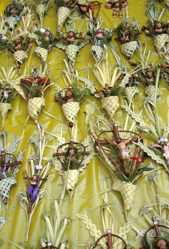 无人,商店,竖图,俯视,室内,白天,购物,旅游,度假,消费,桌子,雕塑,秘鲁,一排,许多,阴影,艺术,整齐,装饰,光线,包裹,雕刻,雕像,十字架,影子,办公桌,稻草,首都,娱乐,商铺,排列,工艺品,享受,休闲,南美,放松,金融,宗教,纪念,捆绑,美术,南美洲,基督,基督教,拉丁美洲,队列,天主教,主题,美洲,耶稣,陈列,选购,贸易,秘鲁共和国,利马,救世主,功能,美学,亚美利加洲,血拼,南亚美利加洲,玉米之仓,绑缚,市肆,商号,基利斯督,弥赛亚,默西亚,利马省,彩图,高角度拍摄,店铺