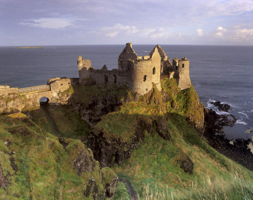 无人,横图,俯视,室外,白天,旅游,度假,草地,草坪,海浪,海洋,礁石,石头,植物,标志建筑,地标,建筑,爱尔兰,欧洲,阴影,光线,石子,影子,堡垒,城堡,浪花,云,云朵,云彩,娱乐,建设,废墟,草,蓝色,绿色,白云,蓝天,天空,阳光,海水,天,享受,休闲,旅游胜地,放松,晴朗,西欧,要塞,海景,爱尔兰共和国,阿尔斯特,阿尔斯特省,阿洛斯特,安特里姆郡,安特里姆区,设防,大海,风浪,海,海水的波动,礁,近岸浪,石块,岩石,涌浪,晴空,彩图,高角度拍摄