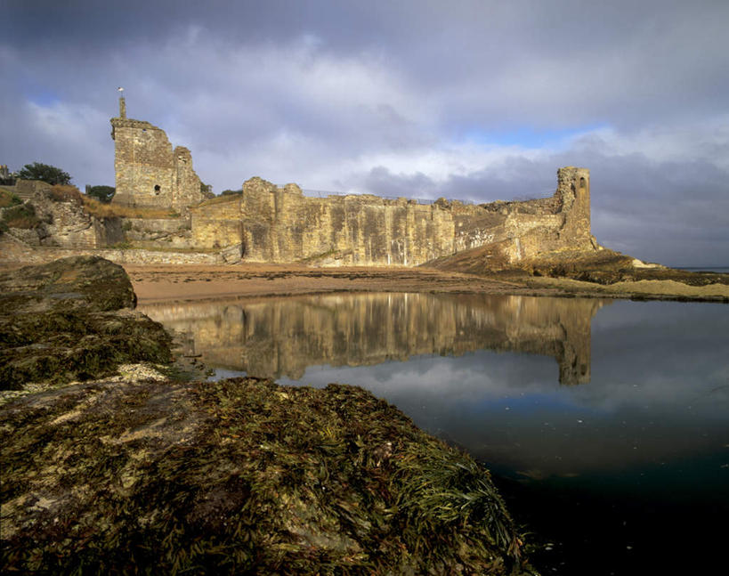 无人,横图,室外,白天,仰视,旅游,度假,湖,湖泊,石头,名胜古迹,水,标志建筑,地标,建筑,英国,欧洲,波纹,遗迹,石子,堡垒,城堡,湖面,水流,水面,乌云,云,阴天,云朵,涟漪,云彩,古迹,文物,娱乐,建设,古建筑,苏格兰,废墟,倒影,水纹,天空,波浪,湖水,天,享受,休闲,旅游胜地,放松,倒映,昏暗,阴沉,西欧,要塞,大不列颠,古文明,大不列颠及北爱尔兰联合王国,水晕,大不列颠联合王国,日不落英帝国,苏格兰王国,反照,设防,圣安德鲁斯,石块,岩石,彩图,低角度拍摄