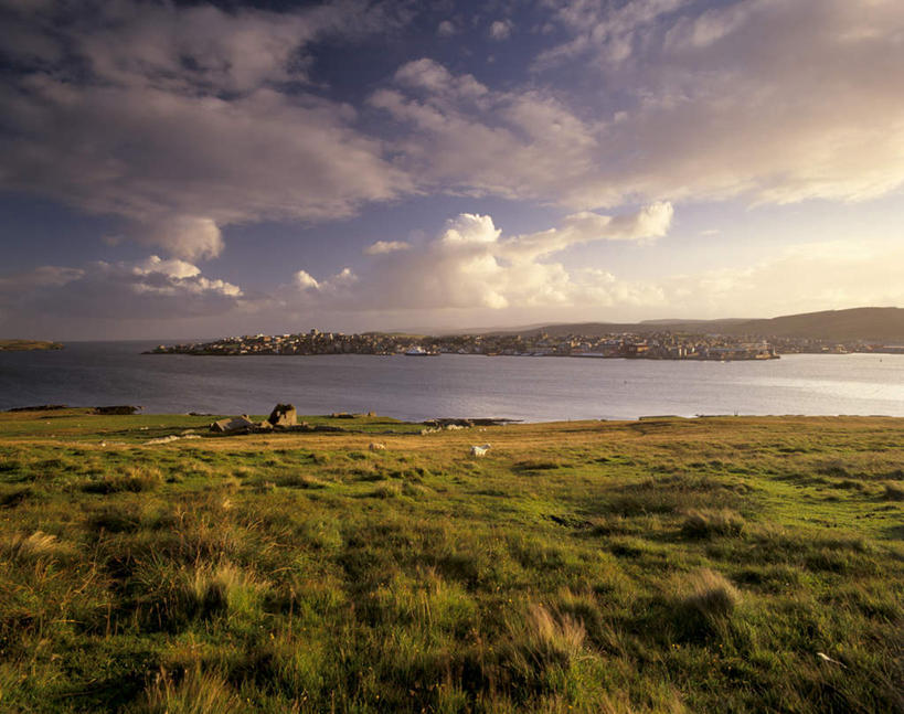 无人,横图,室外,白天,仰视,旅游,度假,草地,草坪,海浪,海洋,美景,山,山脉,植物,英国,欧洲,阴影,光线,影子,景观,浪花,山峰,云,云朵,山峦,云彩,娱乐,苏格兰,草,蓝色,绿色,白云,蓝天,天空,阳光,自然,海水,群山,天,享受,休闲,景色,放松,晴朗,西欧,自然风光,大不列颠,海景,大不列颠及北爱尔兰联合王国,首府,大不列颠联合王国,日不落英帝国,苏格兰王国,勒威克,梅恩兰岛,设得兰,设得兰群岛,谢德兰群岛,谢特兰群岛,大海,风浪,海,海水的波动,近岸浪,涌浪,晴空,彩图,低角度拍摄