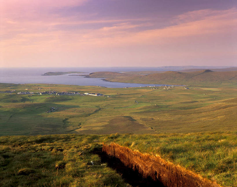 无人,家,横图,俯视,室外,白天,草地,草坪,海浪,海洋,日落,植物,英国,欧洲,朦胧,模糊,房屋,屋子,浪花,晚霞,霞光,落日,楼房,苏格兰,住宅,草,排列,绿色,海水,黄昏,彩霞,西欧,大不列颠,海景,大不列颠及北爱尔兰联合王国,大不列颠联合王国,日不落英帝国,摆列,苏格兰王国,夕照,设得兰,设得兰群岛,谢德兰群岛,谢特兰群岛,大海,风浪,海,海水的波动,近岸浪,涌浪,夕阳,彩图,高角度拍摄,房子,布列,分列,斜阳