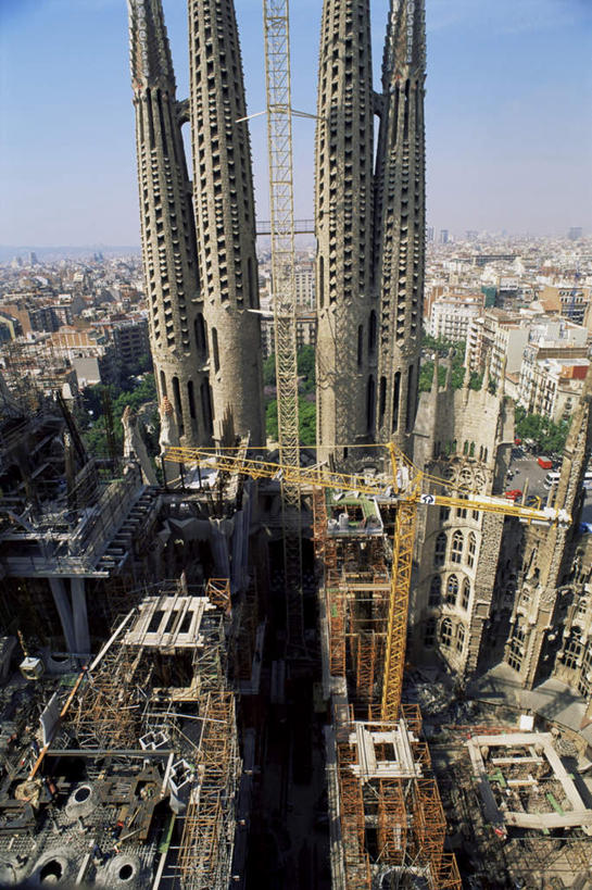 无人,家,教堂,竖图,俯视,室外,白天,旅游,度假,技术,名胜古迹,植物,标志建筑,道路,地标,建筑,路,公路,汽车,西班牙,欧洲,巴塞罗那,阴影,节日,遗迹,光线,影子,房屋,屋子,交通,古迹,文化,文物,娱乐,设备,建设,古建筑,楼房,圣家族大教堂,住宅,车,树,树木,施工,蓝色,绿色,蓝天,天空,阳光,自然,交通工具,轿车,天,祈祷,享受,休闲,健康,机械,起重机,旅游胜地,放松,许愿,宗教,信仰,生长,晴朗,成长,纪念,祈求,工程,南欧,载具,信念,古文明,万里无云,圣家堂,西班牙王国,巴塞罗那市,神圣家族教堂,圣家赎罪堂,平安,晴空,晴空万里,马路,彩图,高角度拍摄,房子,大教堂,礼拜堂