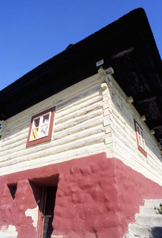 无人,家,竖图,室外,白天,仰视,度假,美景,窗户,门,城市风光,城市,欧洲,斯洛伐克,阴影,光线,影子,房屋,墙,屋顶,屋子,景观,公寓,顶棚,娱乐,洋房,楼房,玻璃窗,墙壁,墙面,住宅,粉色,蓝色,蓝天,天空,阳光,门框,天,享受,休闲,景色,放松,晴朗,中欧,万里无云,斯洛伐克共和国,晴空,晴空万里,彩图,低角度拍摄,房子