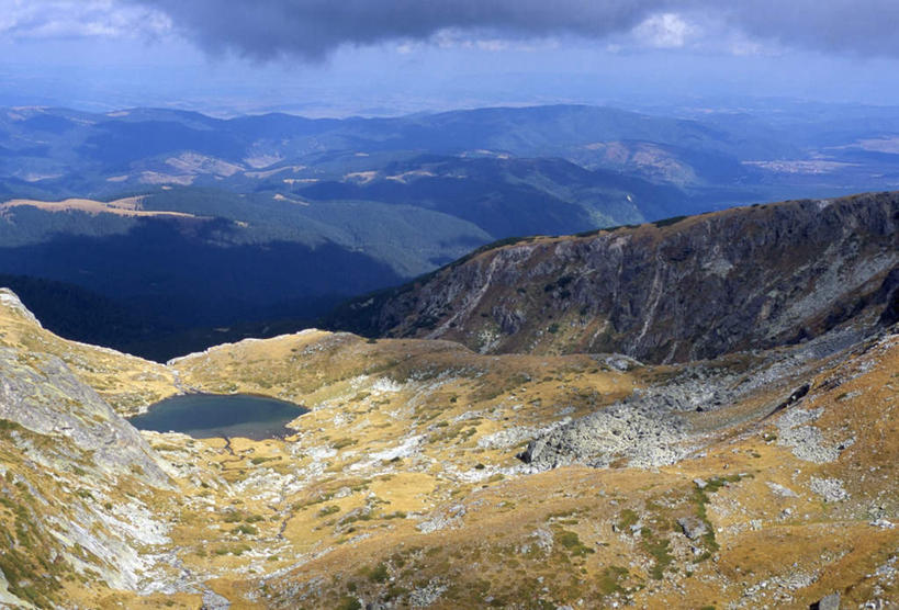 无人,横图,俯视,航拍,室外,白天,旅游,度假,湖,湖泊,石头,美景,山,山脉,水,欧洲,保加利亚,波纹,石子,湖面,景观,山峰,水流,水面,乌云,云,阴天,云朵,涟漪,山峦,云彩,娱乐,倒影,水纹,天空,自然,波浪,湖水,群山,天,享受,休闲,景色,放松,连绵,倒映,昏暗,绵延,阴沉,鸟瞰,南欧,自然风光,水晕,联贯,保加利亚共和国,反照,里拉修道院,石块,岩石,彩图,高角度拍摄,连缀