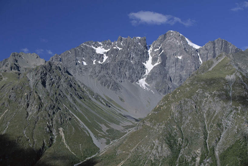 无人,公园,横图,室外,白天,正面,旅游,度假,草地,草坪,石头,美景,山,雪,雪山,植物,大雪,新西兰,阴影,光线,石子,影子,冰,积雪,景观,山顶,山峰,雪景,云,云朵,冬季,冬天,山峦,云彩,娱乐,草,蓝色,绿色,白云,蓝天,天空,阳光,自然,天,享受,休闲,景色,放松,寒冷,晴朗,冰冷,国家公园,自然风光,大洋洲,沉积岩,严寒,库克山,南阿尔卑斯山脉,纽西兰,冰凉,酷寒,凛冽,凛凛,极冷,长白云之乡,颠峰,极峰,水成岩,库克山国家公园,石块,岩石,晴空,彩图