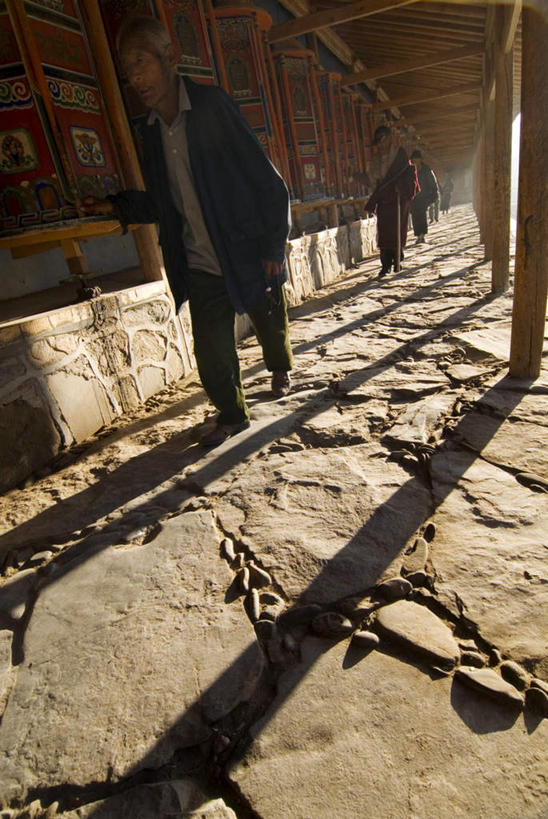 东方人,寺庙,走,摸,竖图,室外,白天,正面,旅游,度假,标志建筑,地标,建筑,中国,亚洲,一排,抚摸,阴影,服装,节日,整齐,光线,影子,墙,走道,走廊,过道,许多人,燃烧,注视,休闲装,黄种人,文化,娱乐,建设,墙壁,墙面,排列,衣服,阳光,香火,庙宇,观察,看,祈祷,一群人,享受,休闲,健康,休闲服,旅游胜地,放松,许愿,宗教,服饰,信仰,观看,纪念,祈求,察看,队列,关注,东亚,甘肃,甘肃省,夏河县,中华人民共和国,西北地区,甘,夏河,平安,男人,男性,女人,女性,中年男性,中年女性,亚洲人,步行,触摸,接触,散步,走路,彩图,全身,庙,寺