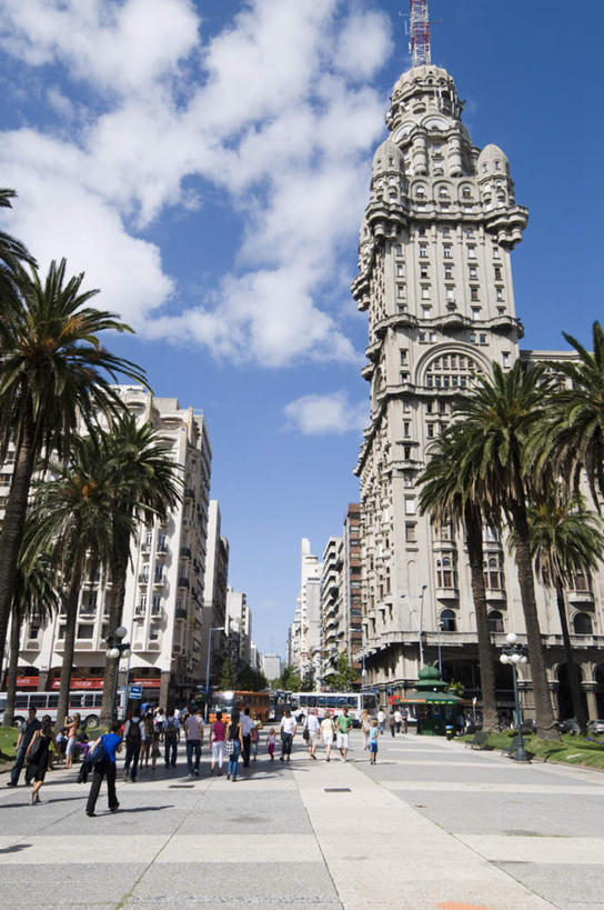 西方人,高楼大厦,走,竖图,室外,白天,仰视,度假,美景,植物,城市风光,城市,大厦,建筑,路灯,摩天大楼,公共汽车,棕榈树,叶子,照明,欧洲,乌拉圭,欧洲人,行人,游客,游人,阴影,服装,光线,影子,景观,云,云朵,灯光,巴士,绿叶,公交车,首都,许多人,云彩,注视,休闲装,娱乐,建设,路人,旅客,车,灯,树,树木,衣服,蓝色,绿色,白云,蓝天,天空,阳光,自然,交通工具,天,观察,看,一群人,享受,休闲,休闲服,嫩叶,景色,南美,放松,服饰,生长,晴朗,成长,观看,照亮,察看,南美洲,照明设备,拉丁美洲,关注,载具,美洲,棕榈叶,亚美利加洲,南亚美利加洲,蒙得维的亚,乌拉圭东岸共和国,南美瑞士,过客,男人,男性,女人,女性,中年男性,中年女性,白种人,叶,叶片,晴空,步行,散步,走路,彩图,低角度拍摄,全身,大楼,高层建筑,高楼,摩天楼