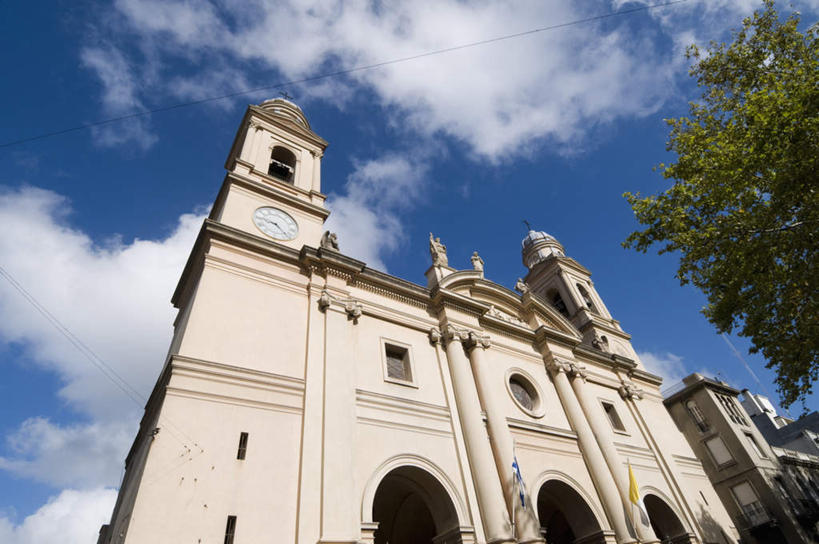 无人,教堂,横图,室外,白天,仰视,旅游,度假,植物,标志建筑,地标,建筑,乌拉圭,阴影,节日,时间,光线,时钟,影子,云,云朵,首都,计时,云彩,文化,娱乐,建设,树,树木,蓝色,绿色,白云,蓝天,天空,阳光,自然,钟表,天,祈祷,享受,休闲,健康,表,旅游胜地,南美,放松,许愿,宗教,信仰,生长,晴朗,成长,纪念,祈求,南美洲,拉丁美洲,美洲,信念,亚美利加洲,塔钟,南亚美利加洲,蒙得维的亚,乌拉圭东岸共和国,南美瑞士,平安,钟,晴空,彩图,低角度拍摄,大教堂,礼拜堂