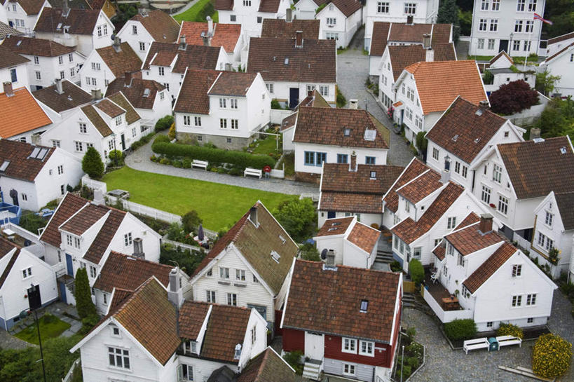 无人,家,横图,俯视,室外,白天,旅游,度假,草地,草坪,美景,植物,城市风光,城市,道路,路,挪威,欧洲,阴影,光线,木制,影子,长椅,房屋,屋子,景观,小路,交通,娱乐,楼房,住宅,草,树,树木,绿色,阳光,自然,木制品,享受,休闲,旅游胜地,景色,放松,生长,成长,斯堪的纳维亚,北欧,斯堪的纳维亚半岛,挪威王国,斯塔万格,彩图,高角度拍摄,房子