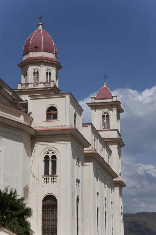 无人,教堂,竖图,室外,白天,仰视,旅游,度假,美景,植物,城市风光,城市,古巴,阴影,节日,光线,十字架,影子,景观,云,云朵,云彩,文化,娱乐,树,树木,蓝色,绿色,白云,蓝天,天空,阳光,自然,天,祈祷,享受,休闲,健康,旅游胜地,景色,放松,许愿,宗教,信仰,生长,晴朗,成长,纪念,祈求,北美,北美洲,基督教,天主教,美洲,信念,北亚美利加洲,亚美利加洲,古巴共和国,圣地亚哥.德.古巴,平安,晴空,彩图,低角度拍摄,大教堂,礼拜堂