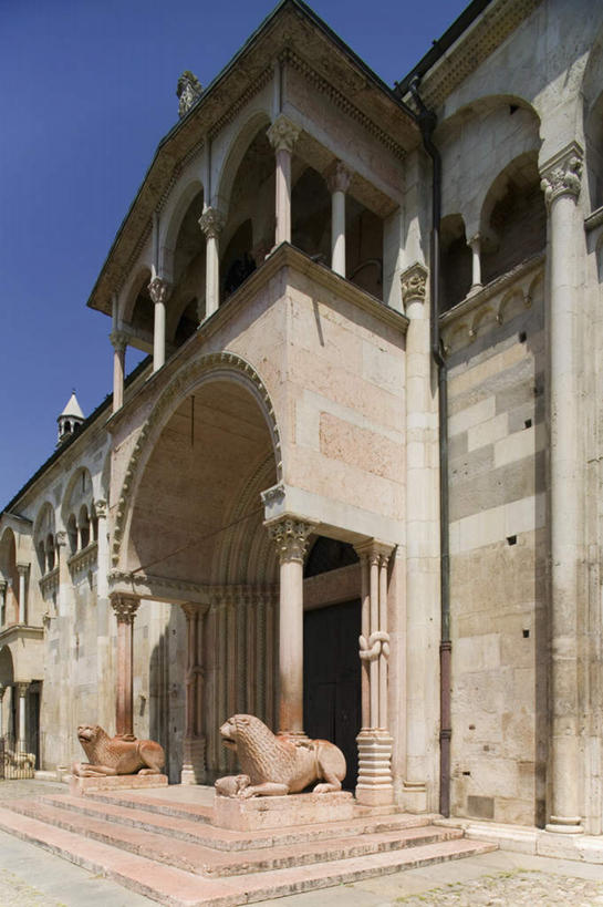 无人,家,竖图,室外,白天,仰视,旅游,度假,门,狮子,雕塑,意大利,欧洲,阴影,艺术,装饰,光线,雕刻,雕像,影子,房屋,屋子,娱乐,楼房,住宅,蓝色,蓝天,天空,阳光,工艺品,门框,天,享受,休闲,旅游胜地,放松,晴朗,纪念,美术,南欧,主题,陈列,万里无云,意大利共和国,首府,功能,美学,摩德纳,摩德纳省,晴空,晴空万里,彩图,低角度拍摄,房子