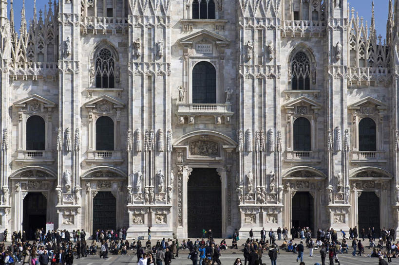 西方人,儿童,家,教堂,站,走,横图,室外,白天,正面,旅游,度假,美景,窗户,门,城市风光,城市,意大利,欧洲,欧洲人,节日,房屋,屋子,景观,许多人,文化,娱乐,楼房,玻璃窗,住宅,小孩,蓝色,蓝天,天空,门框,天,祈祷,站着,一群人,享受,休闲,健康,旅游胜地,景色,放松,许愿,宗教,信仰,晴朗,纪念,祈求,基督教,南欧,天主教,信念,伦巴第大区,米兰,万里无云,意大利共和国,首府,伦巴第,省会,米兰省,杜莫主教堂,米兰大教堂,米兰主教教堂,意大利米兰大教堂,平安,男孩,男人,男性,女孩,女人,女性,白种人,晴空,晴空万里,步行,散步,站立,走路,彩图,全身,房子,大教堂,礼拜堂,男生,女生