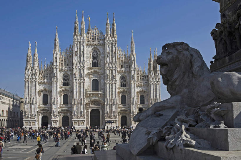 西方人,儿童,无人,教堂,栏杆,站,走,横图,室外,白天,侧面,旅游,度假,楼梯,雕塑,意大利,欧洲,欧洲人,阴影,节日,艺术,装饰,光线,雕刻,雕像,扶手,影子,阶梯,许多人,文化,娱乐,护栏,台阶,小孩,蓝色,蓝天,天空,阳光,工艺品,天,祈祷,站着,一群人,享受,休闲,健康,旅游胜地,放松,许愿,宗教,信仰,晴朗,纪念,祈求,美术,基督教,南欧,天主教,主题,陈列,信念,伦巴第大区,米兰,万里无云,意大利共和国,首府,伦巴第,省会,功能,美学,米兰省,杜莫主教堂,米兰大教堂,米兰主教教堂,意大利米兰大教堂,平安,男孩,男人,男性,女孩,女人,女性,白种人,晴空,晴空万里,步行,散步,站立,走路,彩图,大教堂,礼拜堂,男生,女生