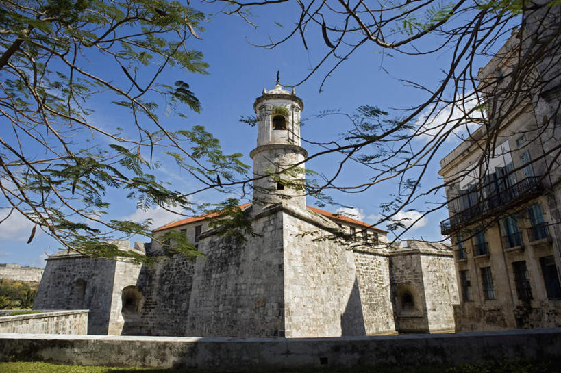 无人,家,横图,室外,白天,仰视,旅游,度假,植物,标志建筑,地标,建筑,叶子,古巴,阴影,光线,影子,房屋,墙,屋子,云,云朵,围墙,绿叶,首都,云彩,娱乐,建设,楼房,墙壁,墙面,住宅,树,树木,蓝色,绿色,白云,蓝天,天空,阳光,自然,天,享受,休闲,嫩叶,旅游胜地,放松,生长,晴朗,成长,北美,北美洲,美洲,哈瓦那,北亚美利加洲,亚美利加洲,古巴共和国,叶,叶片,晴空,彩图,低角度拍摄,房子